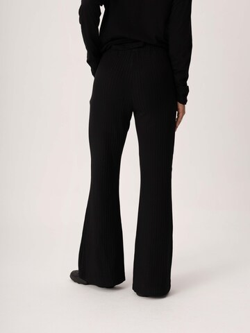 FEMSSY Rozkloszowany krój Spodnie 'SWAY PANTS BLACK' w kolorze czarny
