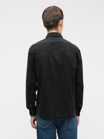 Abercrombie & Fitch Regular fit Риза в черно