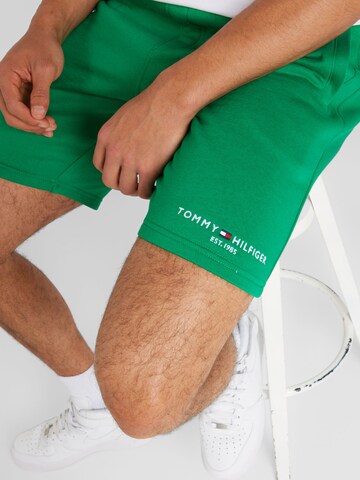 TOMMY HILFIGER Normální Kalhoty – zelená