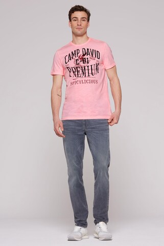 CAMP DAVID T-Shirt mit Label Print in Pink