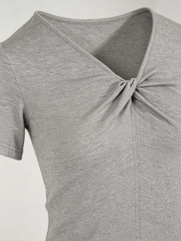 T-shirt 'YOLIGEX Kurzarmshirt Grau-Melange Knotendetail am V-Ausschnitt' yoligex en gris