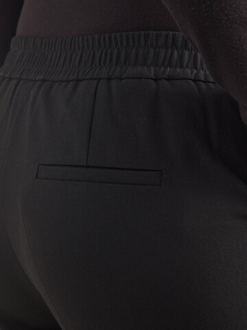 MORE & MORE - Slimfit Calças com vincos 'HEDY' em preto