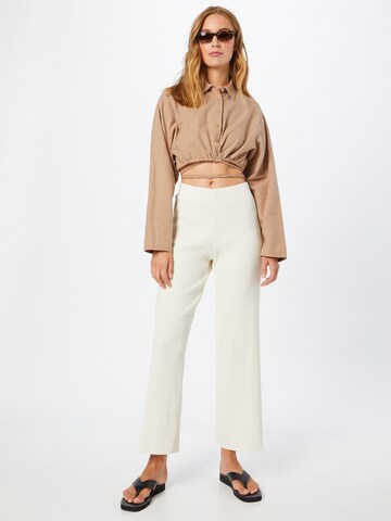 Flared Pantaloni 'Katherine' di WEEKDAY in bianco