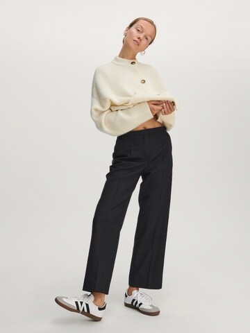 ABOUT YOU x Marie von Behrens - Pierna ancha Pantalón 'Philine' en gris