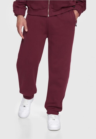 Dropsize Tapered Broek 'Bazix Republiq' in Rood: voorkant