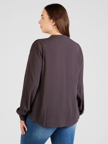 ONLY Carmakoma - Blusa 'SUTTON' em castanho