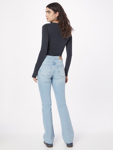 Gina Tricot Flared Jeans in Blauw
