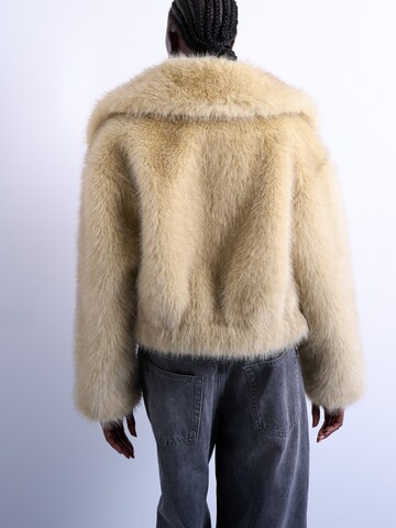 Geacă de iarnă 'BEA' de la TOPSHOP pe galben