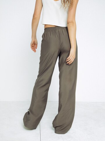 ABOUT YOU x Toni Garrn Szeroka nogawka Spodnie w kolorze beżowy