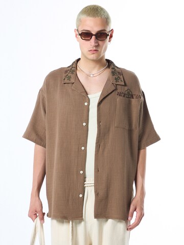 VAMOS CLO Button Up Shirt in Brown: front