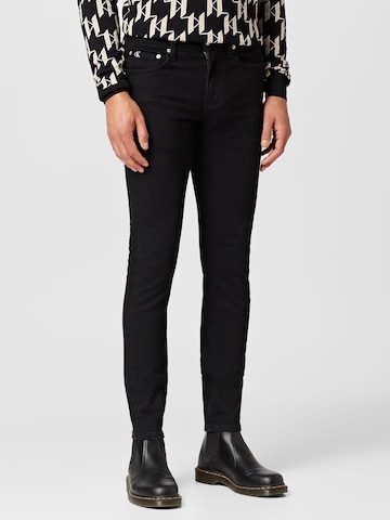 Calvin Klein JeansSlimfit Traperice - crna boja: prednji dio