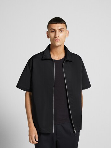 Bershka Regular fit Button Up Shirt in Black: front