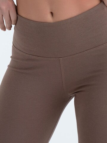 Evoni Slimfit Leggings 'aus Baumwolle mit hohem Bund'‌‌‌ in Braun