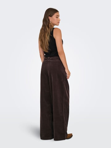 Loosefit Pantalon à pince 'ONLSVEA-NESSA' ONLY en marron