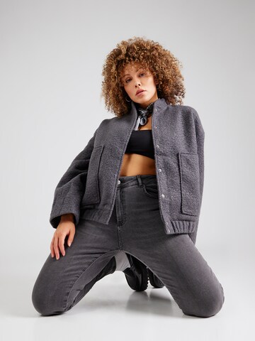 PIECES Curve Between-Season Jacket 'PCJENNY' in Grey: front