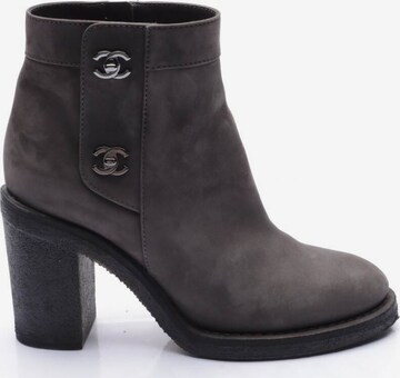CHANEL Dress Boots in 38,5 in Grey: front