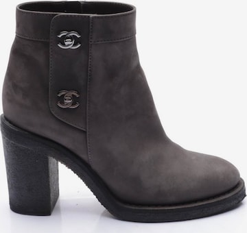 CHANEL Stiefeletten 38,5 in Grau: predná strana