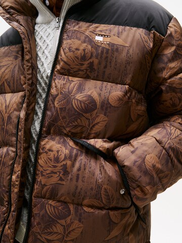 Tommy Jeans Übergangsjacke in Braun