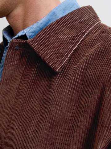 Veste mi-saison JACK & JONES en rouge