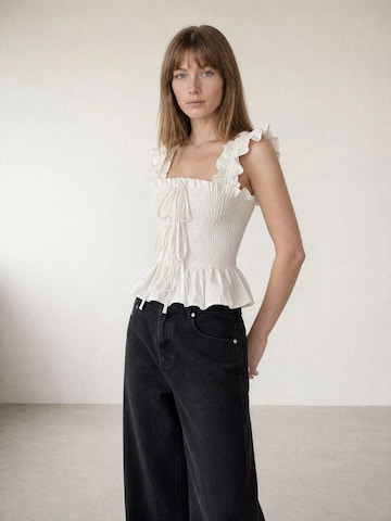 ARMIE Top 'The Emma Slim-Fit Bow Top' – bílá