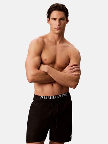 Shorts de bain 'CALVIN KLEIN MEDIUM DRAWSTRING BOXER Costumi da bagno' Calvin Klein en noir