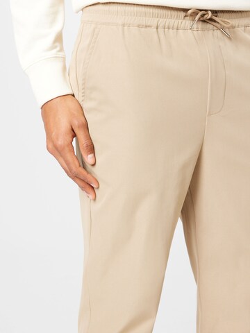 ABOUT YOU Zwężany krój Spodnie 'Damon' w kolorze beżowy