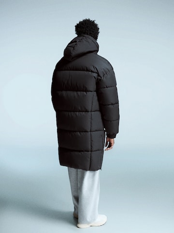 Bershka Zimní kabát – černá
