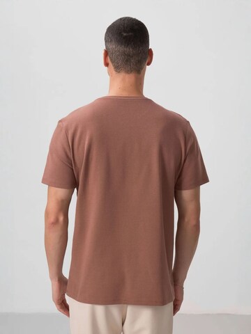 Tommy Life Shirt in Brown