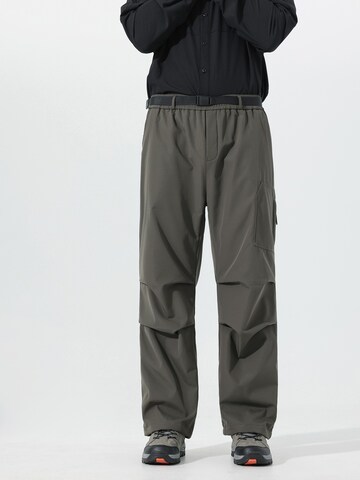 Youthup Loose fit Cargo Pants in Black: front