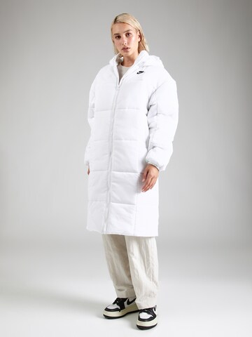 Manteau d’hiver Nike Sportswear en blanc : devant