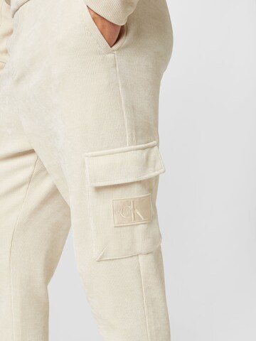 Effilé Pantalon cargo Calvin Klein Jeans en beige