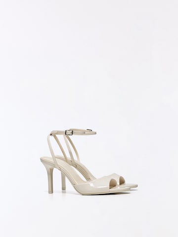 Bershka Sandali s paščki | bela barva