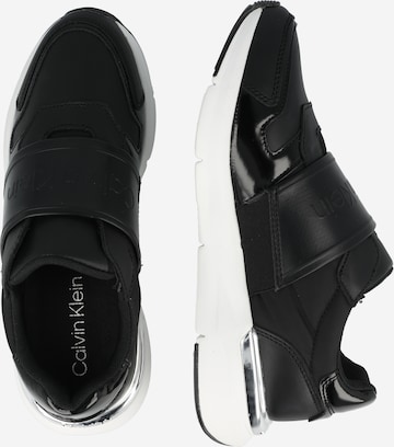 Calvin Klein - Sapatilhas slip-on em preto