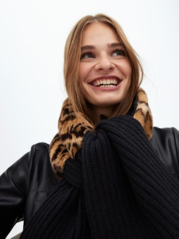 Lola Casademunt Šál - Čierna