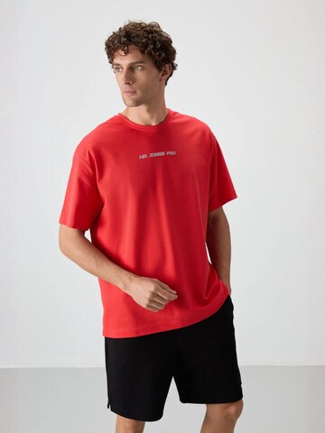 Tommy Life T-Shirts in Rot: Vorderseite