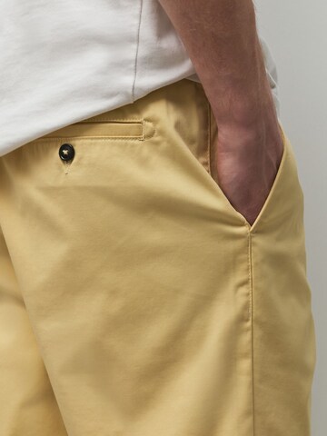 Coupe slim Pantalon chino Next en jaune