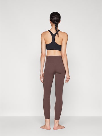 NIKE Skinny Sporthose 'ZENVY' in Braun: Rückseite