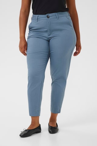 Coupe slim Pantalon chino 'KCLeana' KAFFE CURVE en bleu : devant