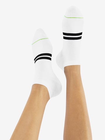 CHEERIO* Ankle socks 'Sneaker Pal' in White: front