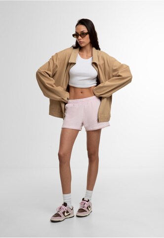 Urban Classics Loosefit Shorts in Pink