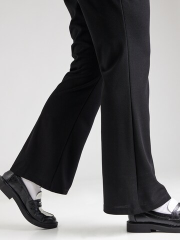 Evazați Pantaloni de la Vero Moda Curve pe negru