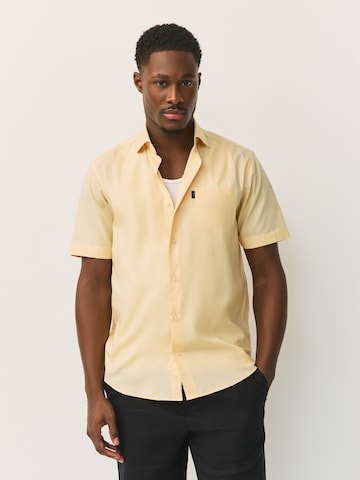 Next - Ajuste regular Camisa en amarillo: frente