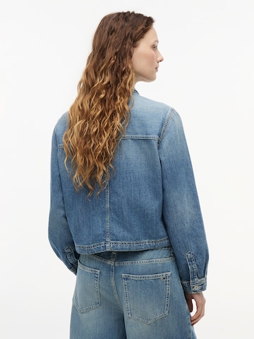 Tommy Jeans Демисезонная куртка в Синий