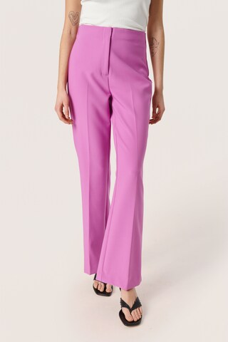 SOAKED IN LUXURY Flared Broek 'Corinne' in Roze: voorkant