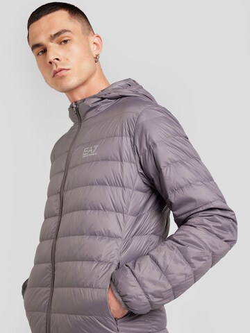 Giacca invernale di EA7 Emporio Armani in grigio
