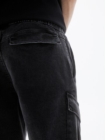 Pull&Bear Tapered Jeans in Schwarz