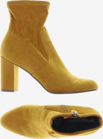 STEVE MADDEN Dress Boots in 39 in Yellow: front