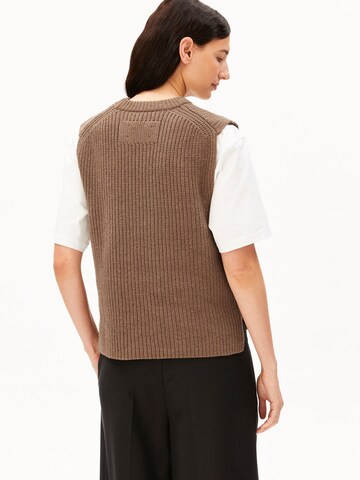 ARMEDANGELS Knitted vest in Brown: back