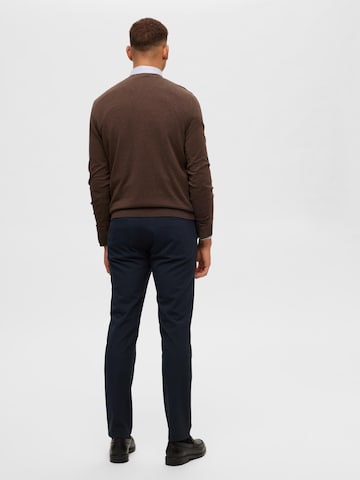 SELECTED HOMME جينز مضبوط كنزة صوفية 'Berg' بلون رمادي