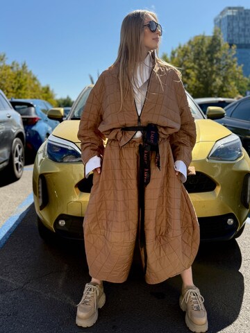 IUnique Übergangsjacke 'IUnique Beige Quilted Short Jacket with Belt'‌‌‌‌‌‌‌‌ in Braun